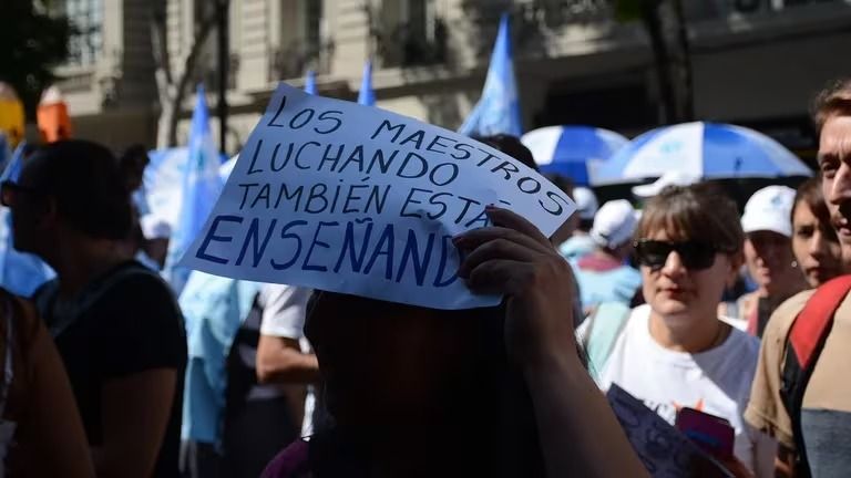Educación como “servicio esencial”: ¿qué implica el DNU de Milei para las escuelas?