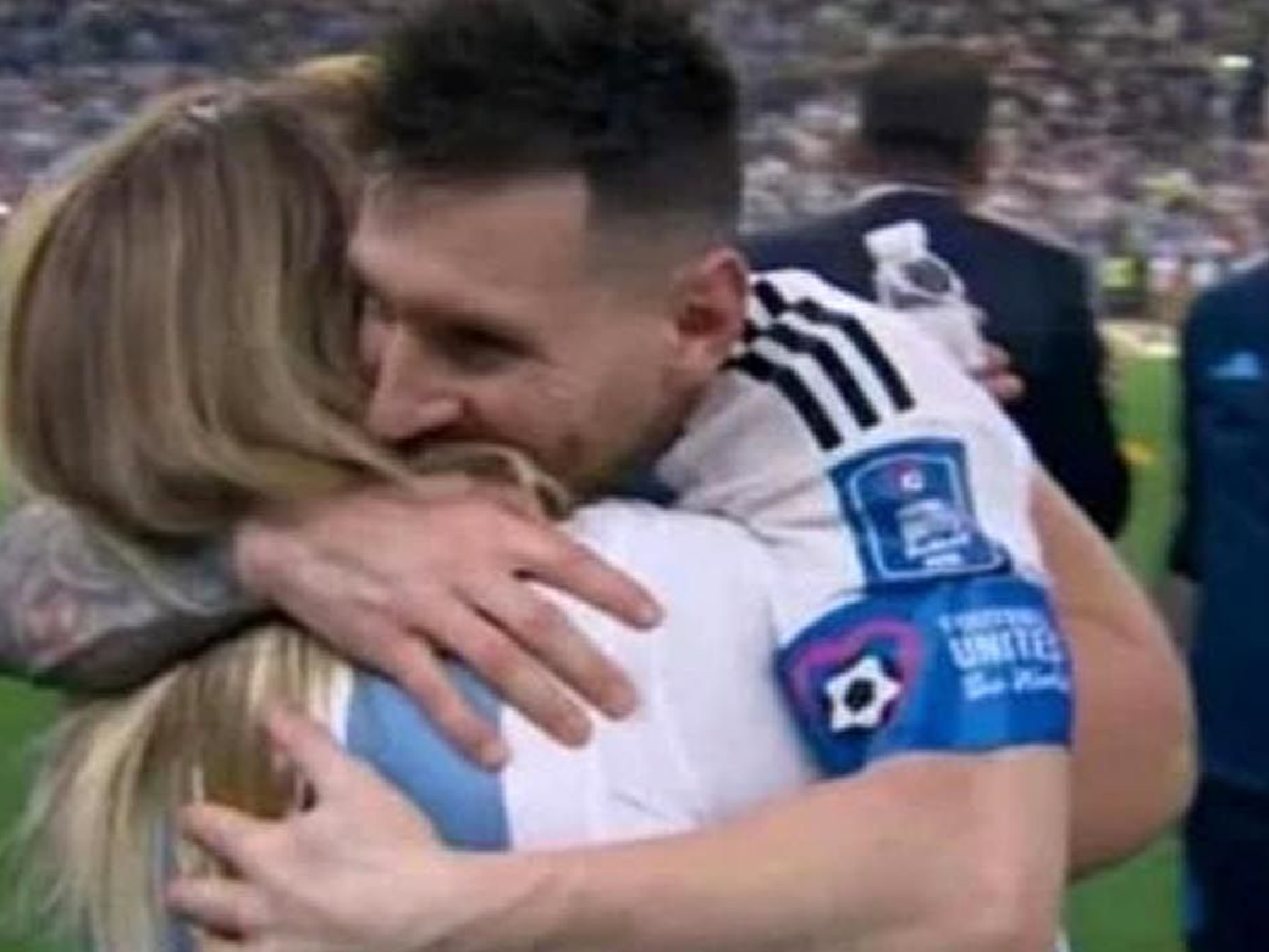 El abrazo entre Messi y la cocinera de Argentina que emocionó a todos