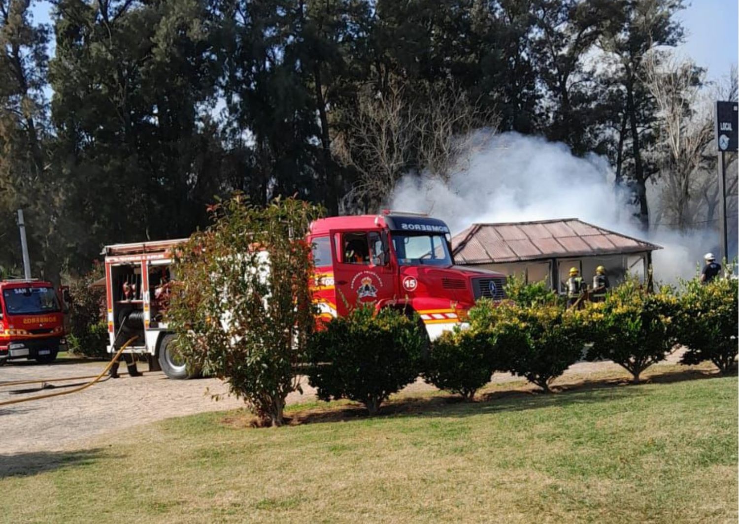 Bomberos trabajando en el lugar del incendio. Foto: La Opinión.