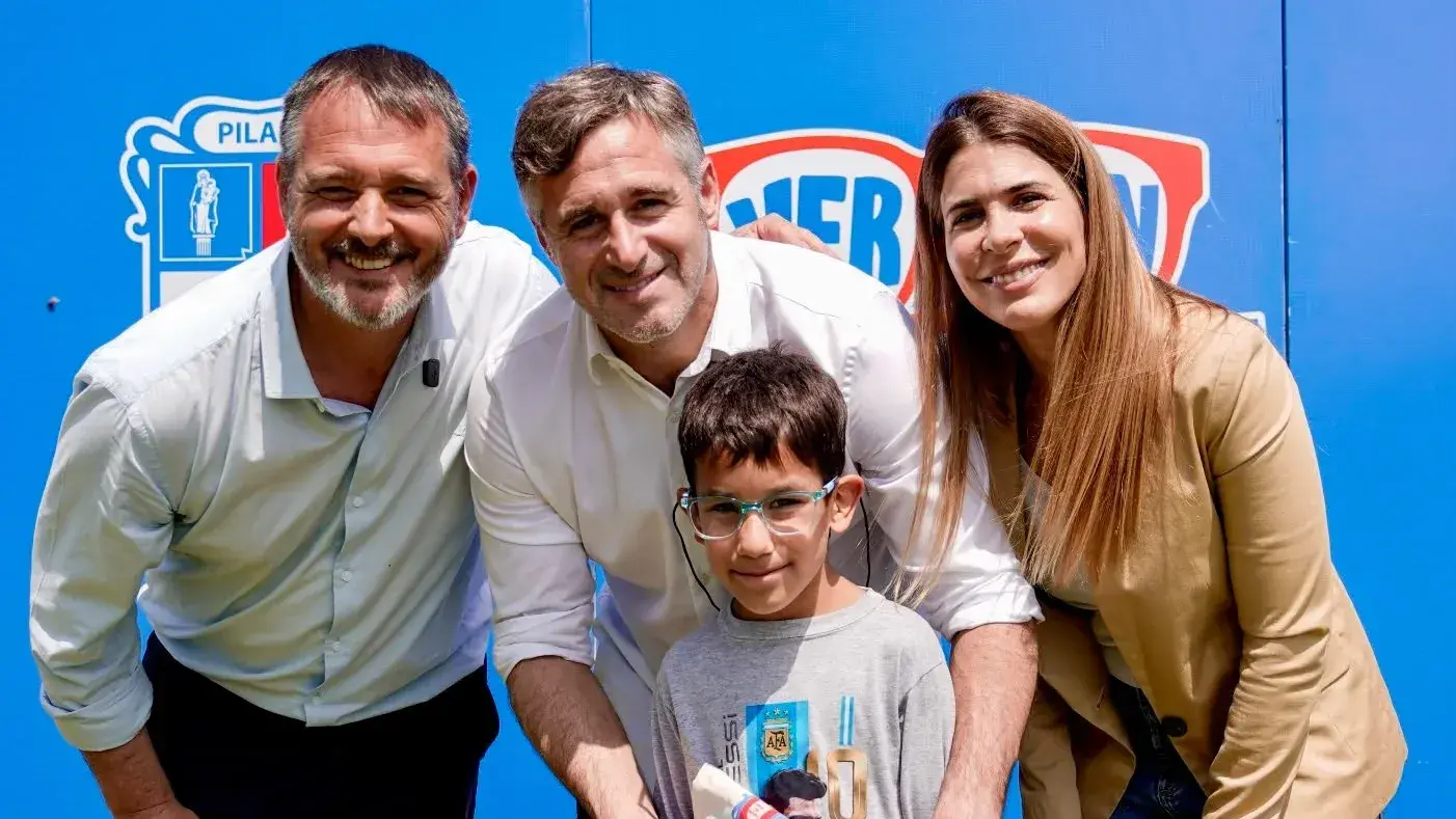 Achával encabeza entrega de anteojos a niños