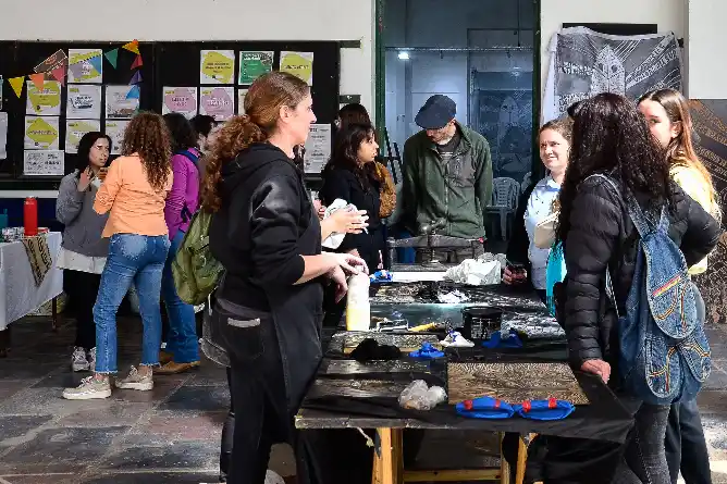 Arte en vivo en la Vieja Estación durante el festival “Manos Libres”
