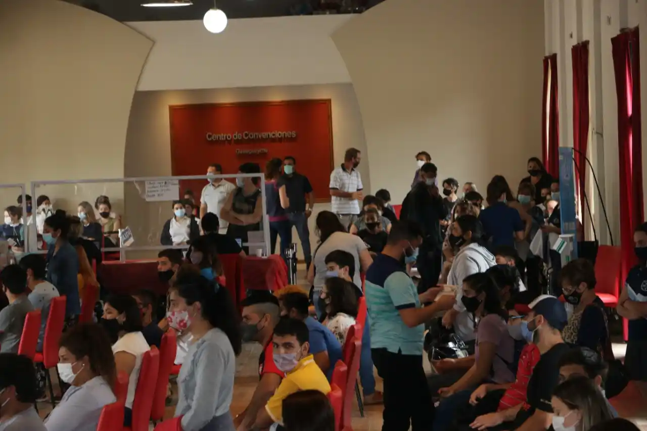 Aplicarán una tercera dosis al personal de salud y a los mayores de 70 años