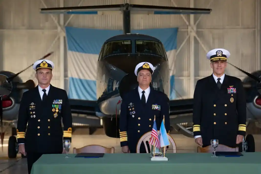 El contraalmirante Carlos Sardiello y el Almirante Juan Carlos Romay firmaron recientemente una Carta de Intención.