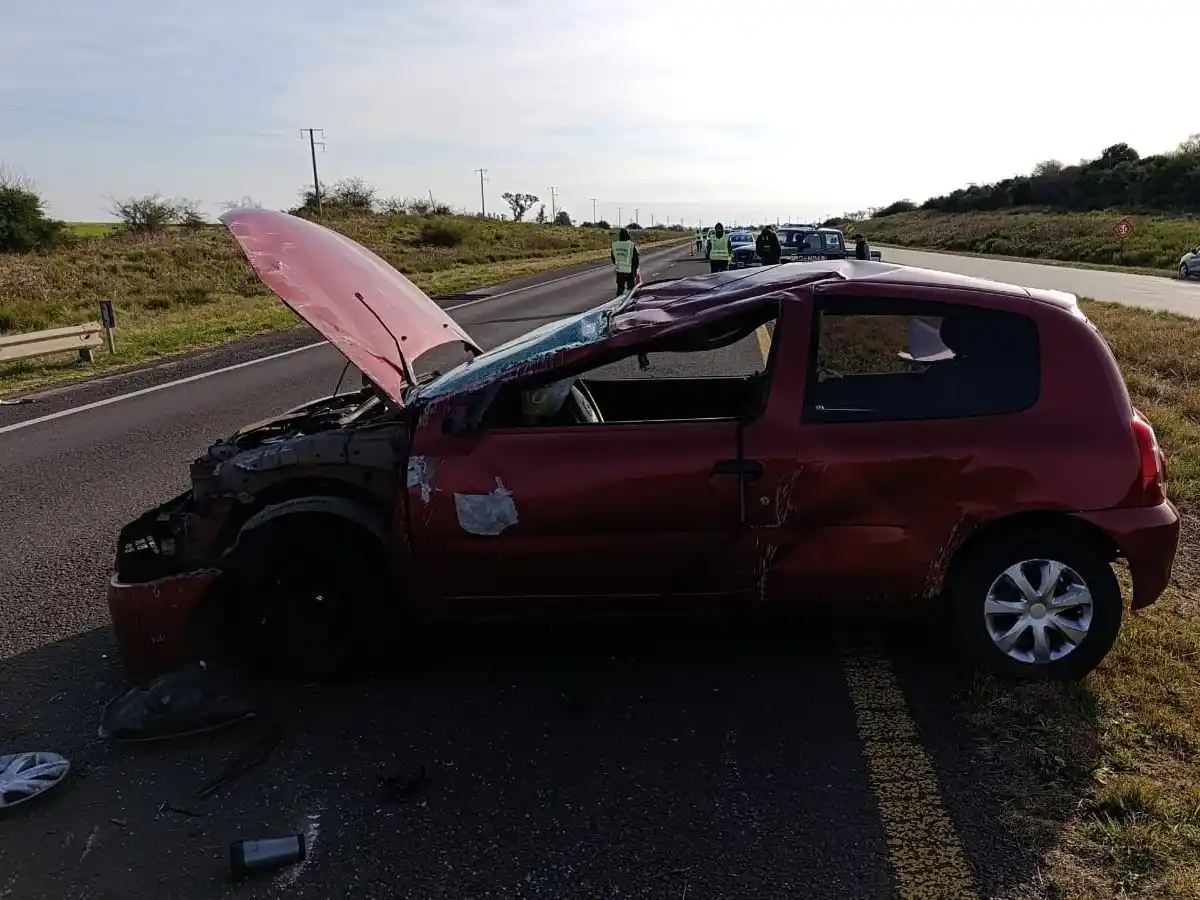 Una joven pareja despistó en la ruta 14: ambos fueron trasladados al Hospital Centenario