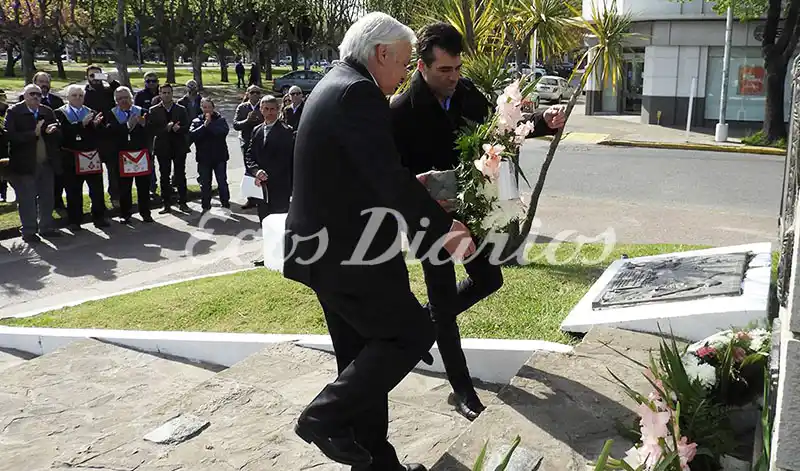 Acto protocolar en la plaza Dardo Rocha