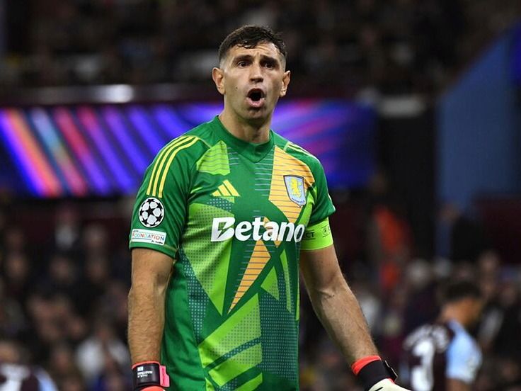 Dibu con el Aston Villa a las 16 ante Go Ahead Eagles en Países Bajos.