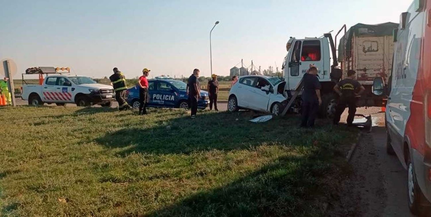 Murió un automovilista al chocar contra un camión en San Lorenzo