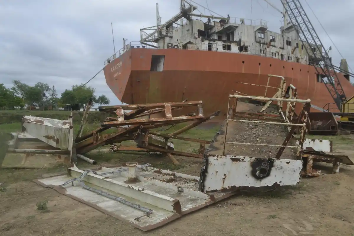 Desmantelan el buque "Lancer", abandonado en el puerto Ibicuy hace más de 20 años