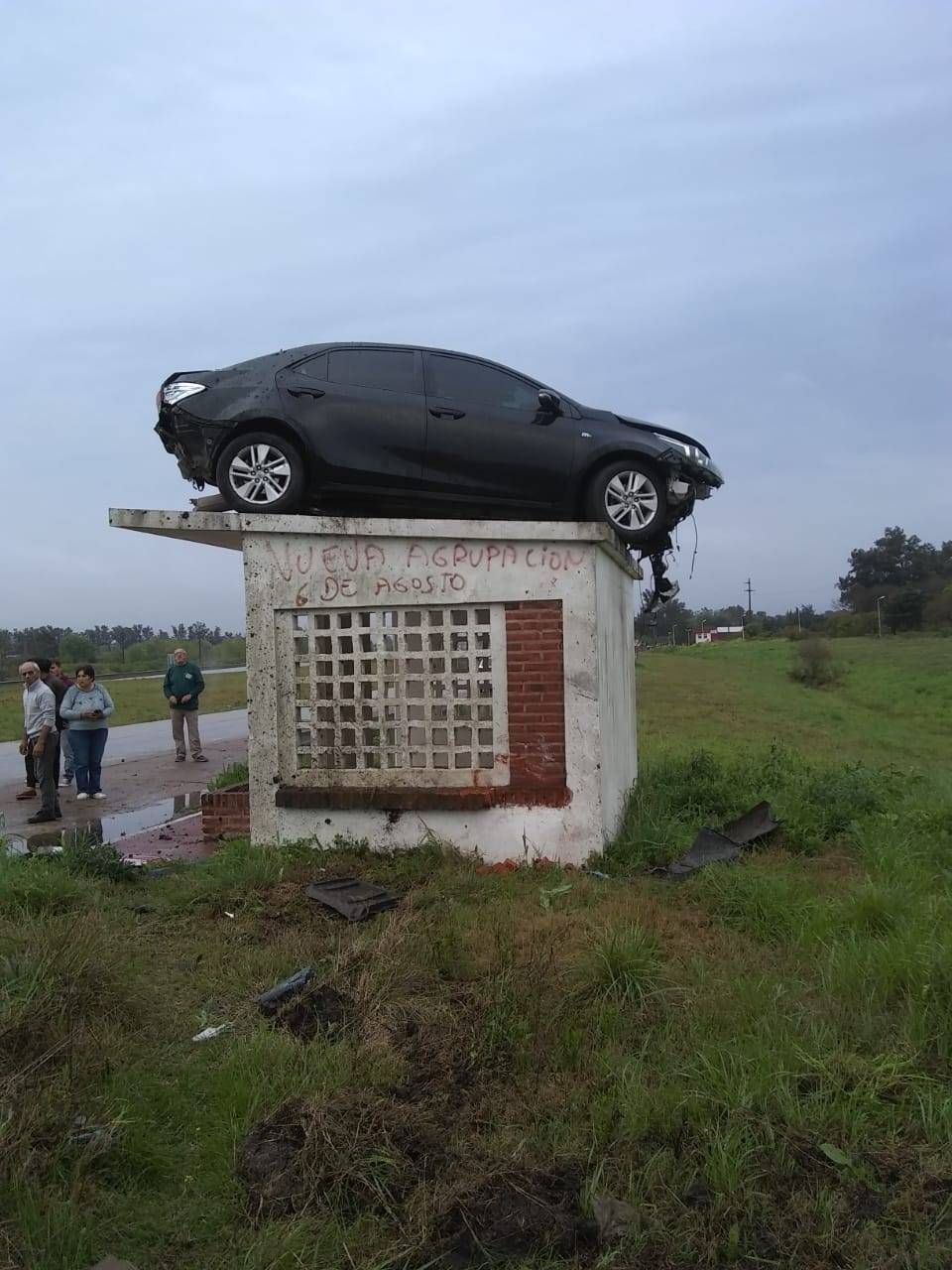 Despistó con su auto y terminó arriba de una garita