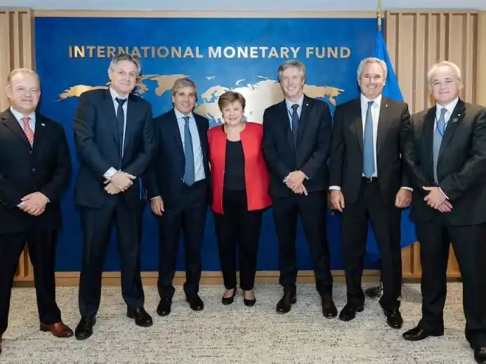 El Gobierno acordó con el FMI que la revisión de metas sea a fines de julio y tendrá más tiempo para acumular reservas