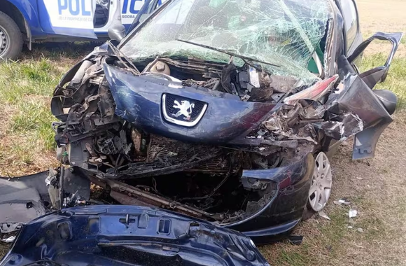 Córdoba: murió una mujer al chocar su auto contra un camión cerca de Río Cuarto