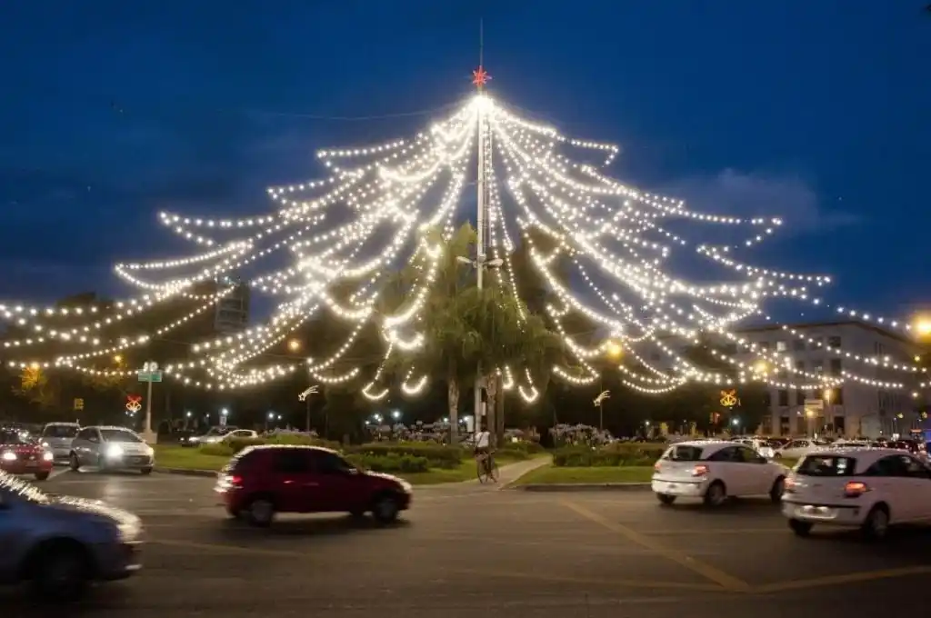 Clásico Árbol de Navidad en la rotonda de Pellegrini y Oroño. Foto:Gentileza