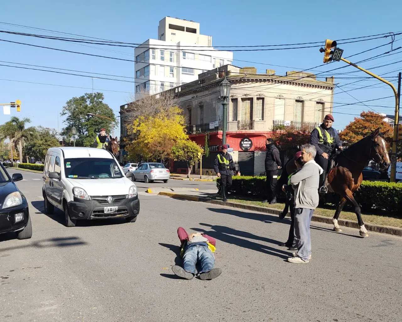 Un ciclista fue colisionado por una camioneta utilitaria en avenida Rivadavia al 200