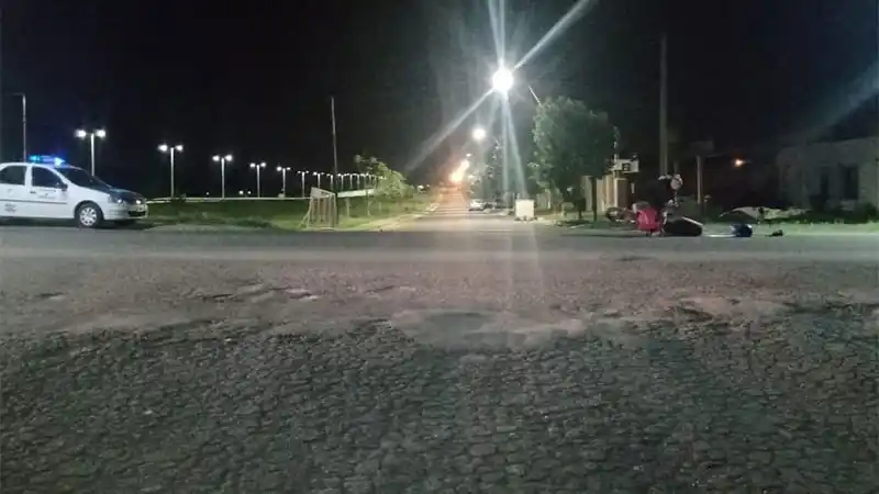 Chocó a dos personas en moto, huyó y luego se presentó en la Comisaría