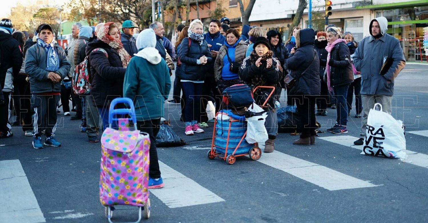 Feriantes se resistieron al operativo y cortaron Luro y Dorrego