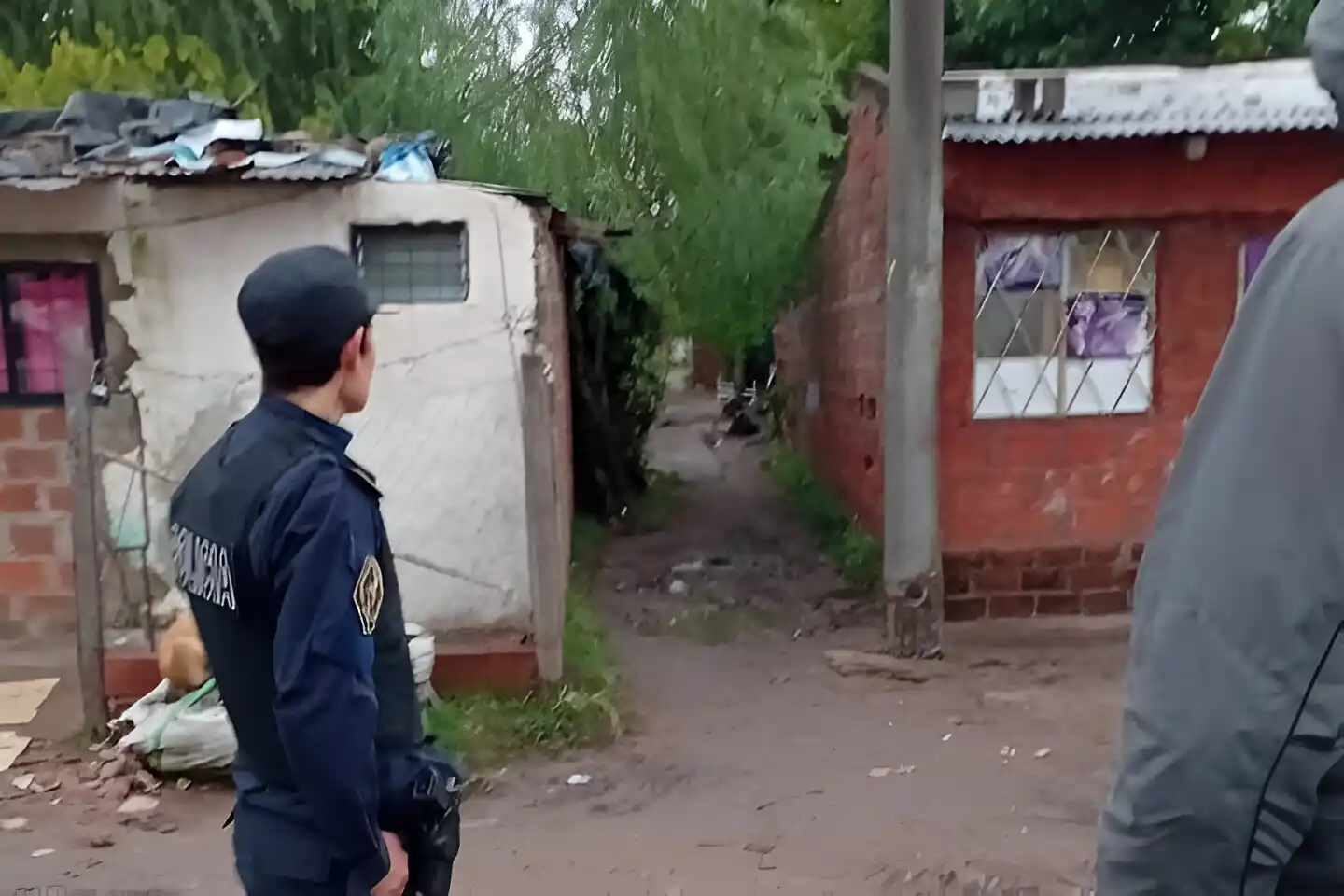 Personal policial en el acceso al pasillo del Hermano Indio.