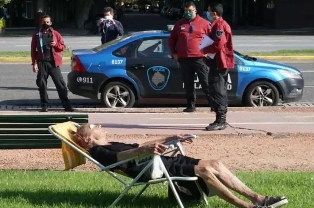 Murió Sara Oyuela, la jubilada “rebelde” que salió a tomar sol en plena cuarentena