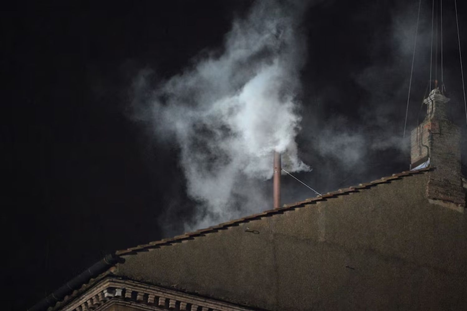 Instalaron la chimenea que anunciará la llegada del nuevo papa en el Vaticano.