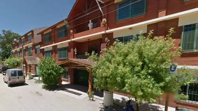 Un alumno ingresó armado a una escuela de Villa Gesell: fue detectado y expulsado del colegio