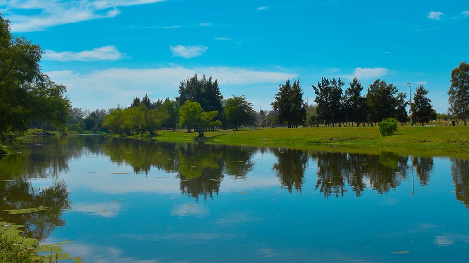 Tiempo : hoy con algunas nubes y mañana  llegan probable lluvias