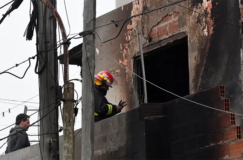 Murió un matrimonio y su hijo de 10 años tras un incendio en una gomería