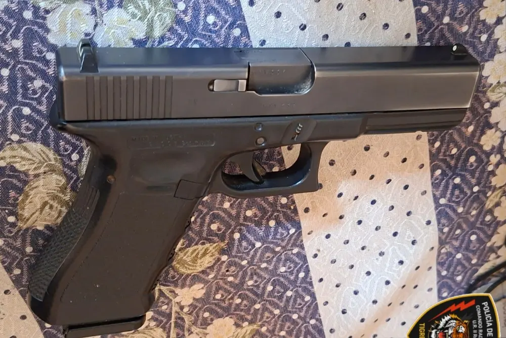 Detuvieron a un policía federal retirado que amenazó a un conductor con un arma en barrio Azcuénaga