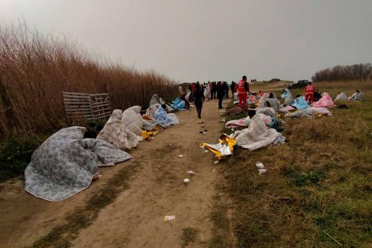 Murieron decenas de migrantes en otro trágico naufragio frente a las costas de Italia