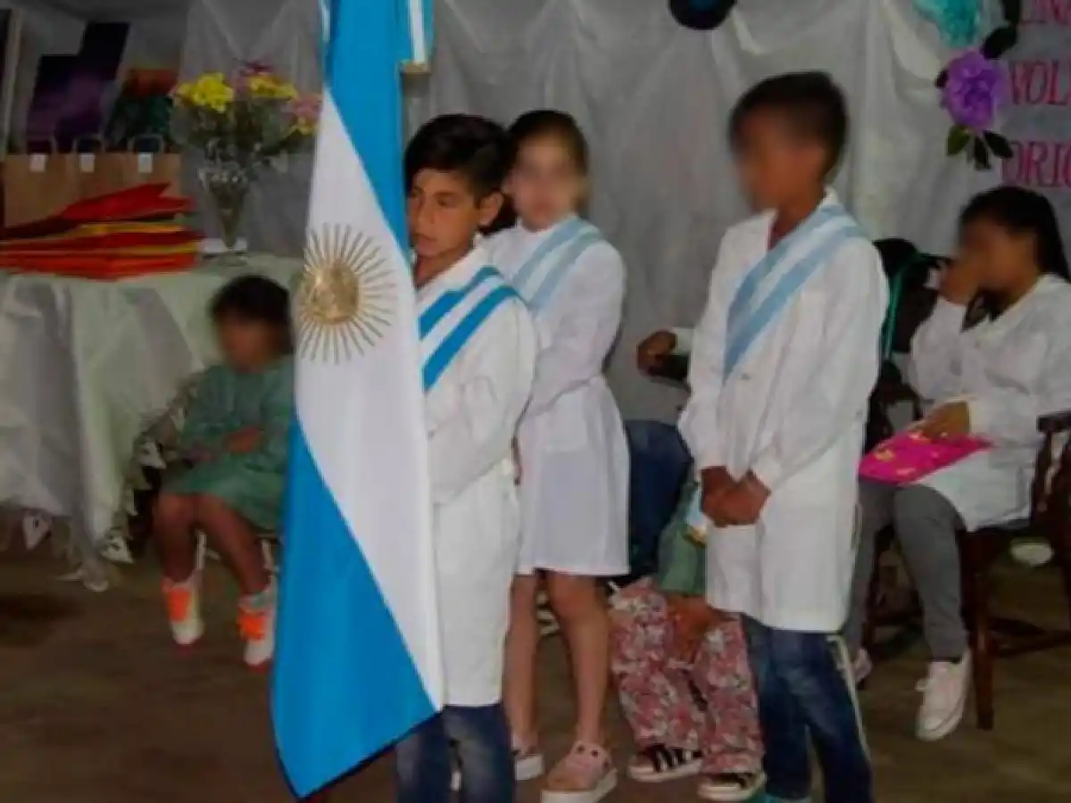 Viven en el campo, cada día caminan 4 kilómetros para ir al colegio y sueñan con dos bicicletas