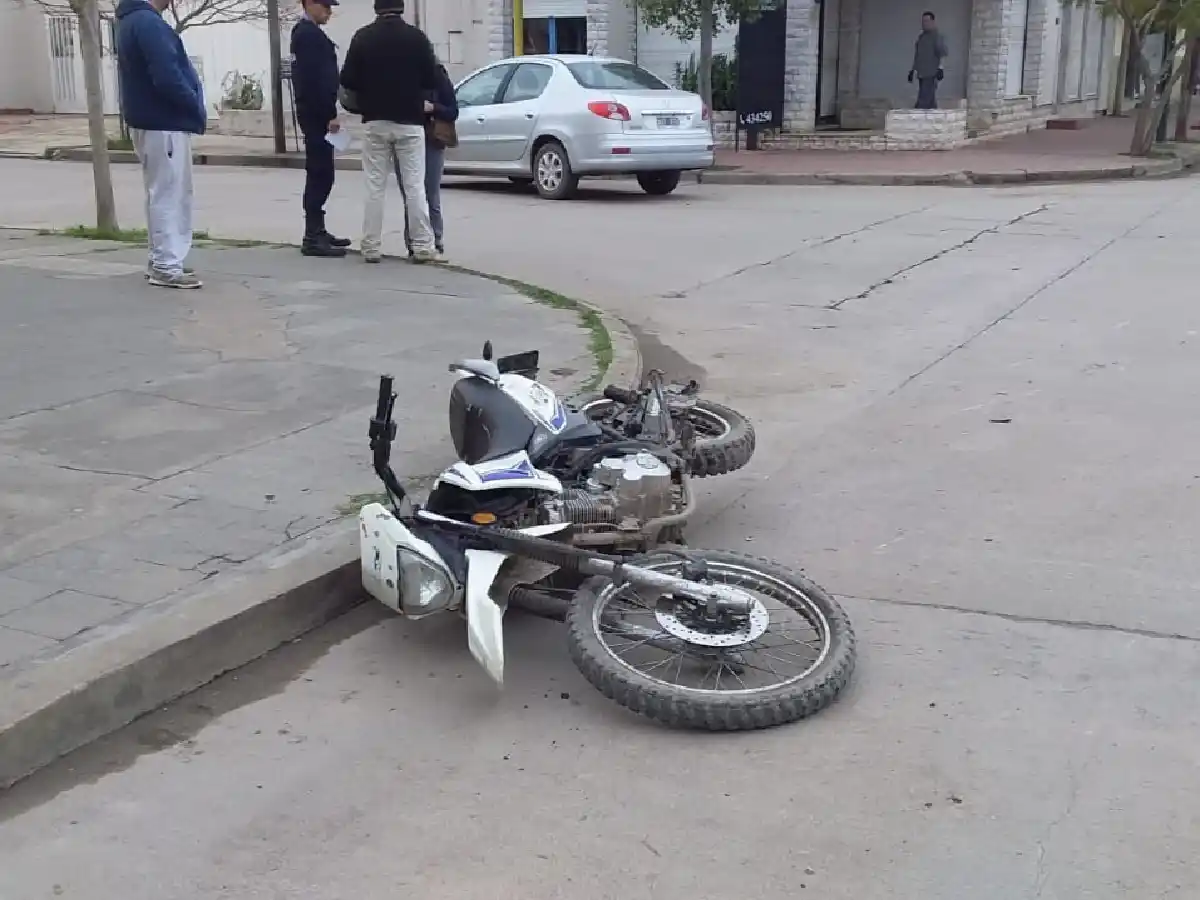 Madre e hijo heridos al chocar moto y auto