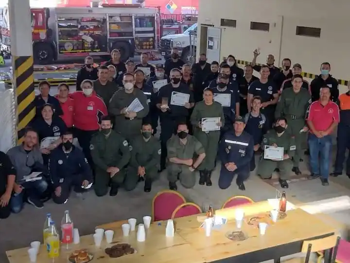 Los Bomberos Voluntarios se capacitaron en el combate incendios forestales y certificación de radioaficionado