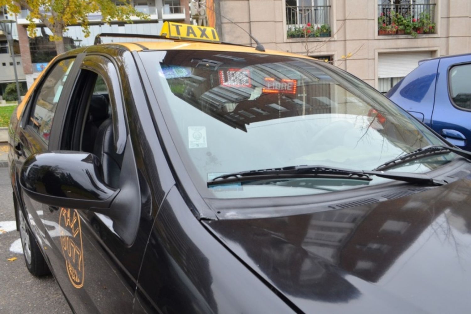 Suspendieron al taxista que fue filmado mientras conducía con un menor en el asiento del conductor