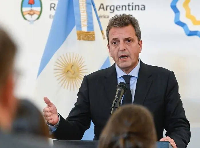 Massa anunció compensaciones económicas para los comerciantes que sufrieron saqueos