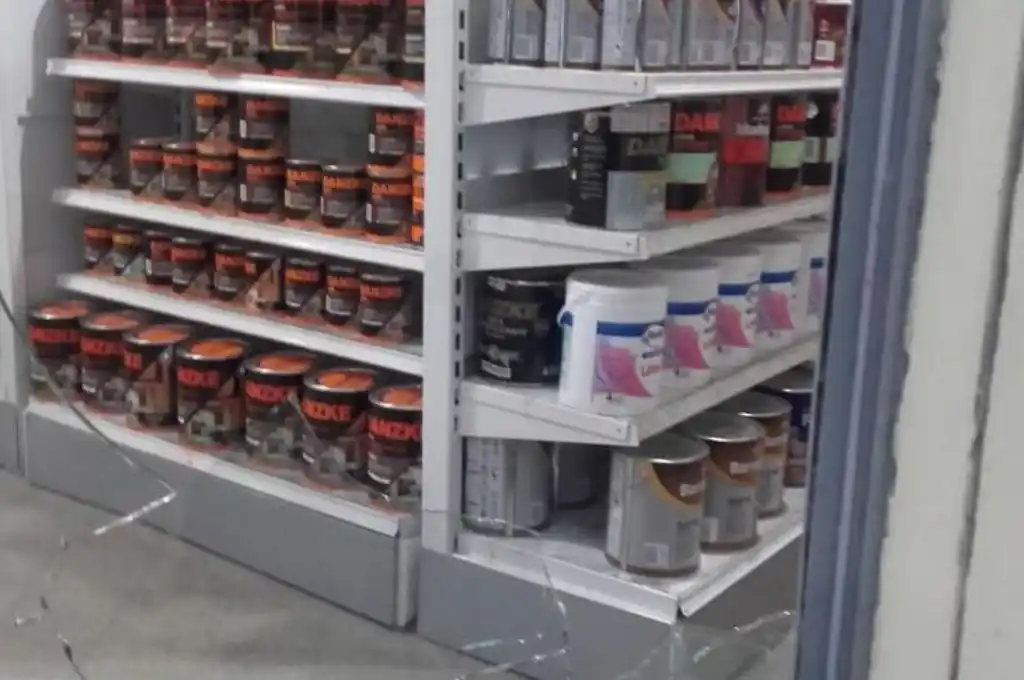 Robo y destrozos en una pinturería de Boulevard  Gálvez y Marcial Candioti