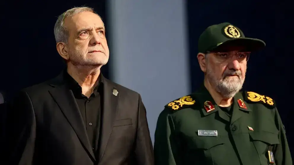 El presidente Masoud Pezeshkian y el asesor del líder supremo Mohsen Rezaei, en la despedida al ayatolá Ali Khamenei, fallecido el 28 de febrero en ataques israelíes y estadounidenses (REUTERS/Mohammed Salem)