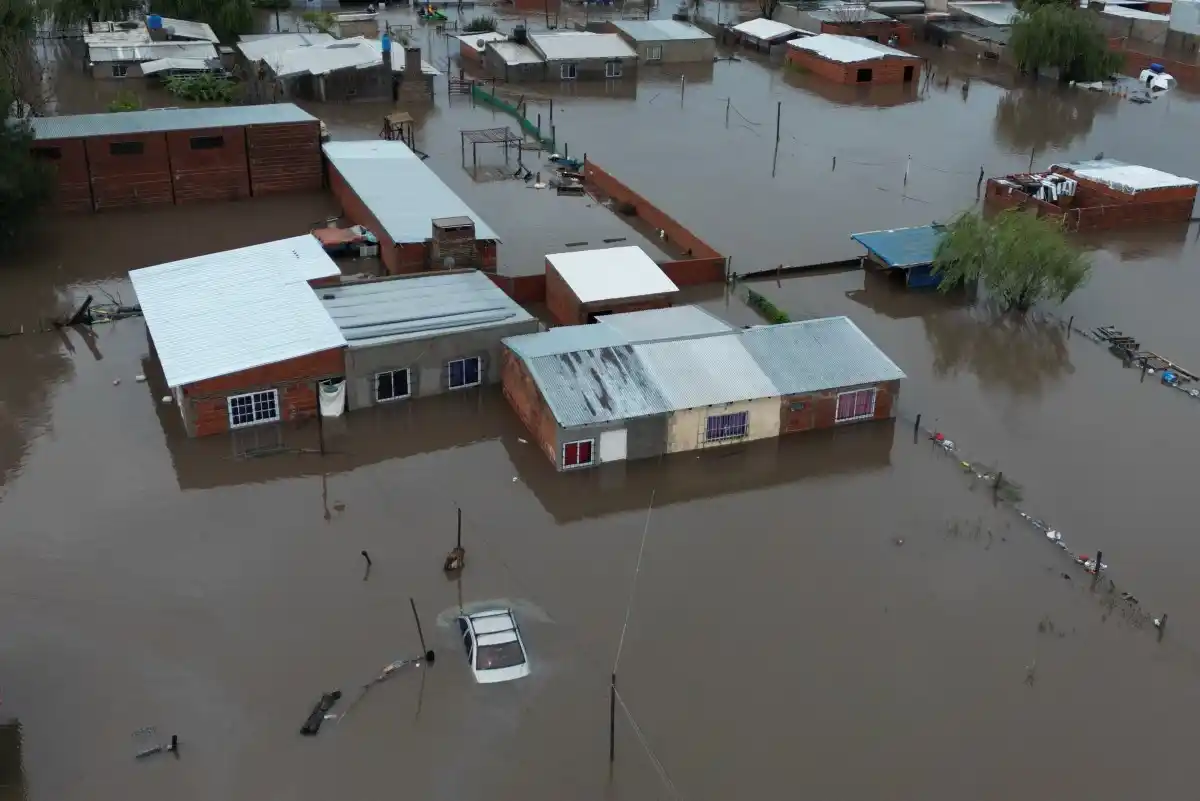 Tres desaparecidos y casi 3.000 evacuados por inundaciones en Argentina