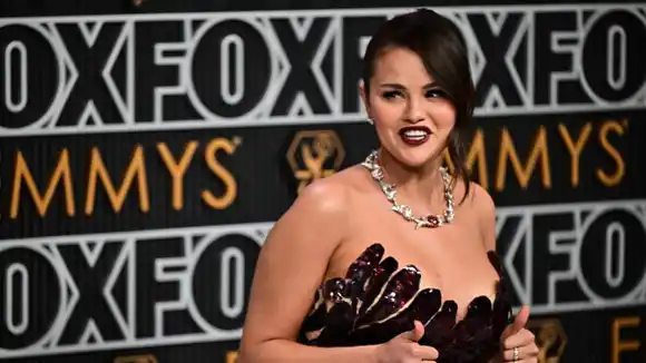 Rojo, negro y morado brillan en la alfombra roja de los Emmy