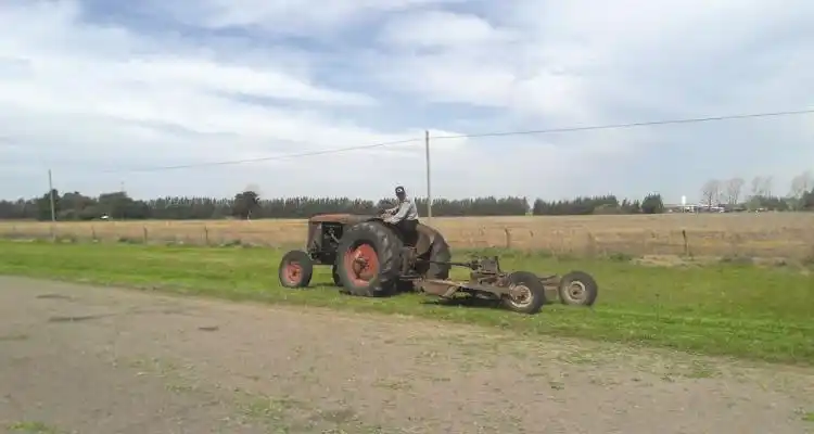 Vecinos que cortan el pasto