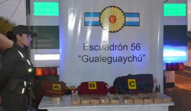 
Gendarmería incautó 21 kilos de cocaína y 10 de marihuana en un control en Gualeguaychú