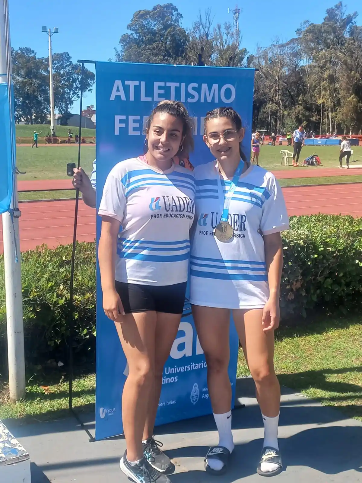 Las atletas Gala Flores (izquierda) y Erica Baron (derecha) de muy buena actuación. Los Juegos Universitarios Argentinos tienen como finalidad promover el desarrollo académico y humano de las y los estudiantes universitarios con un torneo federal, competitivo, inclusivo, innovador, solidario y con paridad de género.