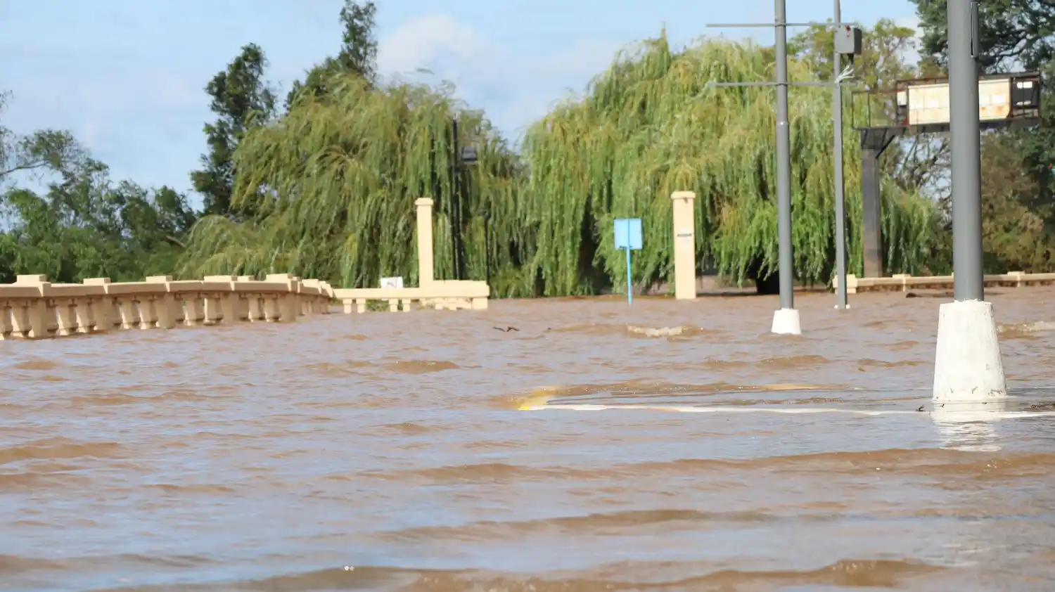 Río Uruguay: Informe de las últimas 24 horas sobre el caudal y nivel del embalse en Salto Grande