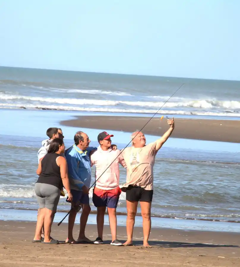 Domingo algo ventoso pero soleado en Claromecó (Fotos)