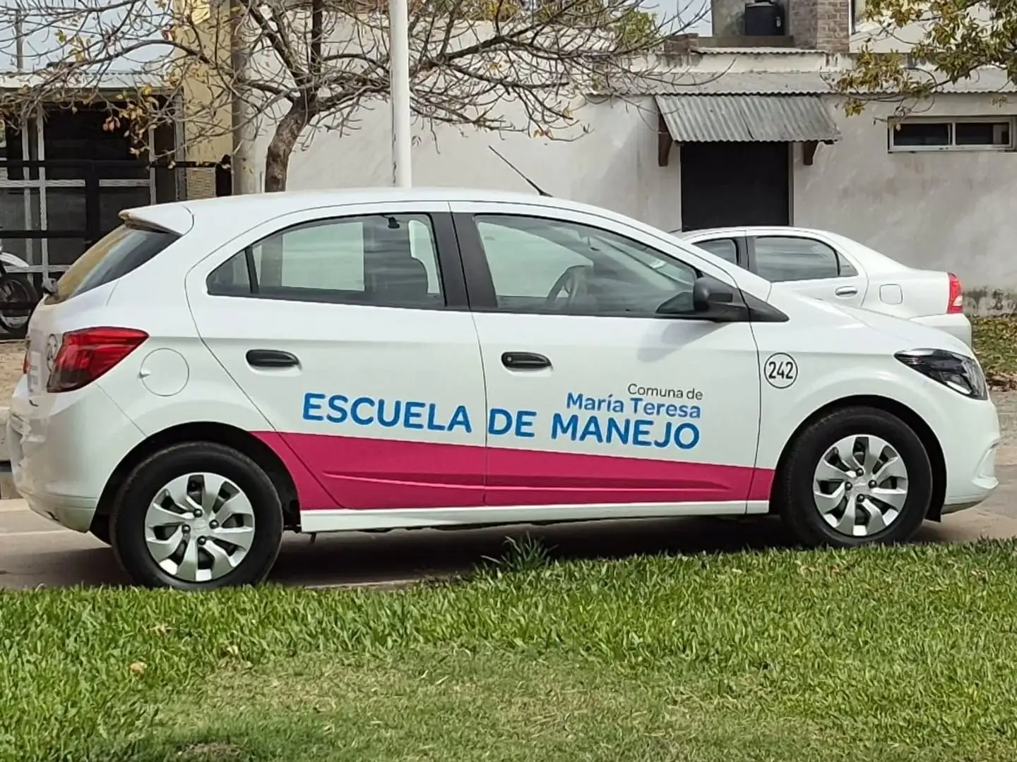 El vehículo que adquirió la comuna para la Escuela de Manejo.