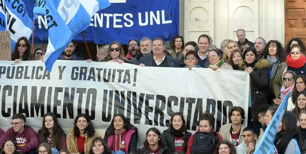 Frente al Rectorado de la UNL hubo una concentración para acompañar la presentación del proyecto que se hizo en Buenos Aires. Crédito: Guillermo Di Salvatore