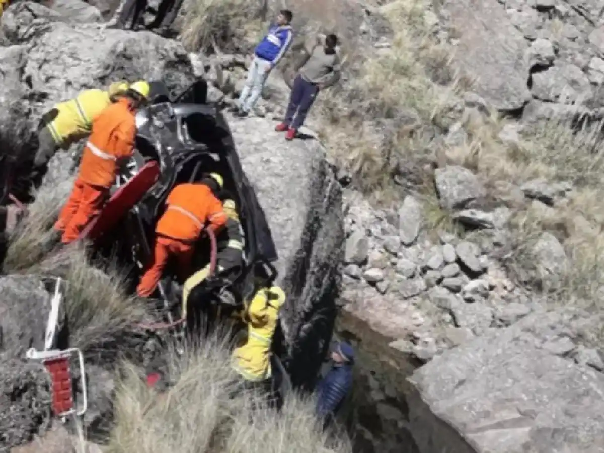 Desbarrancó camioneta en las Altas Cumbres: una mujer y sus hijos resultaron heridos 