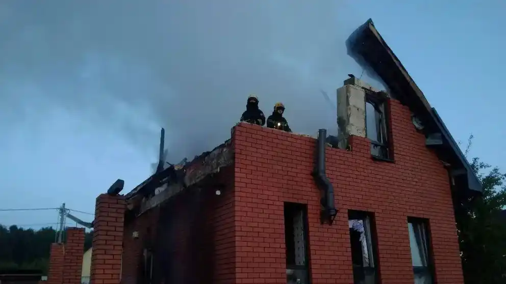 Bomberos rusos trabajan en una casa dañada tras los ataques ucranianos en la región de Moscú. Moscow Regional Governor Andrei Vorobyov/Handout via REUTERS