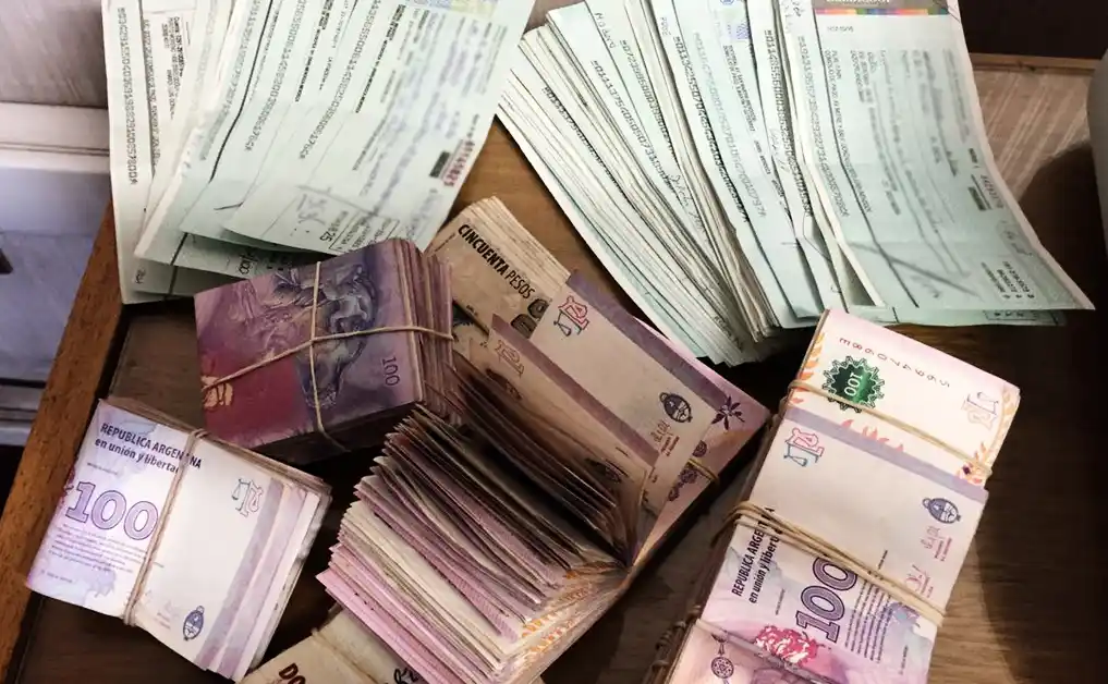 TRES ARROYOS: Roban dinero y cheques