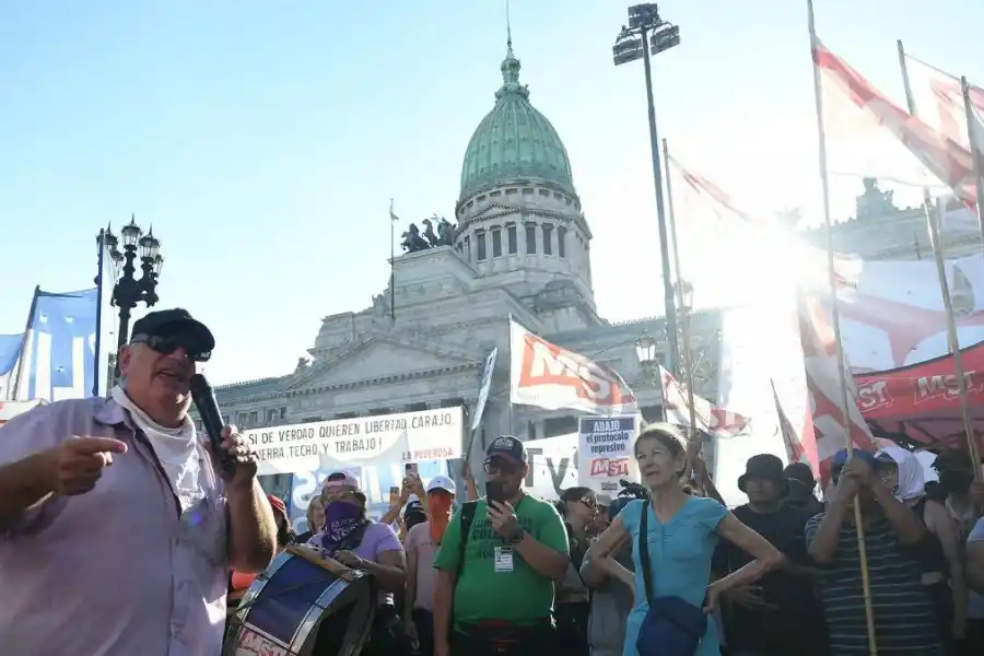 Marchas, bocinazo y "festivalazo cultural" en rechazo al DNU y a la ley "Bases". 