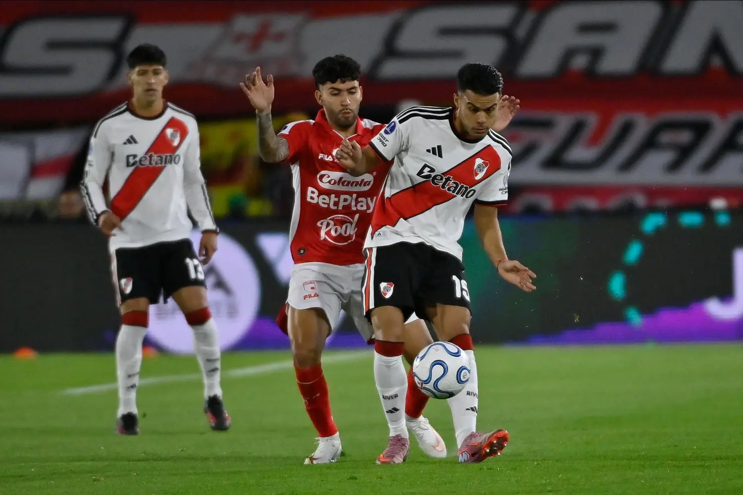 River empató en Colombia y la serie se definirá en el Monumental