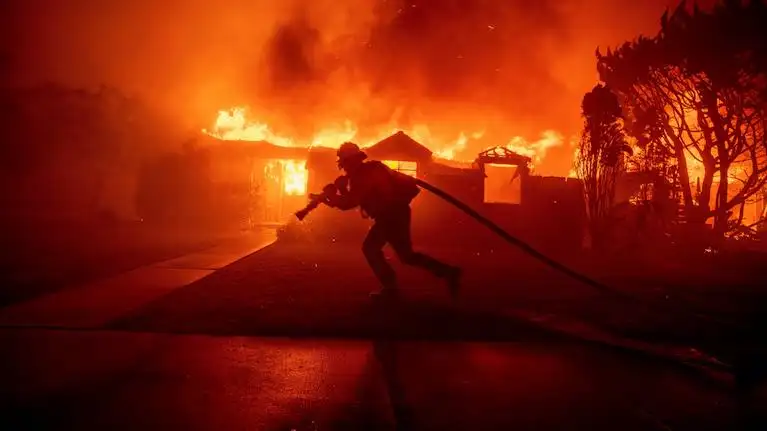 Los bomberos trabajan en el lugar desde hace varias horas para combatir el fuego.
