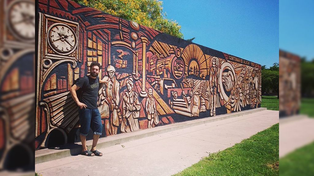 El creador de los  murales que cuentan las historias de los pueblos